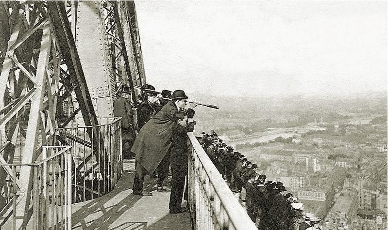 La_lorgnette_Tour_Eiffel_CP